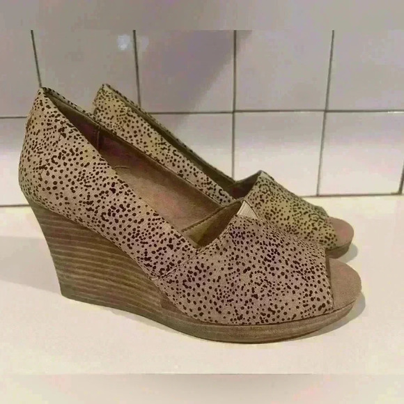 TOMS Leopard Brown Black Peep Toe Cork Like Wedges- Size 7 NWT - Picture 1 of 6